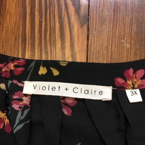 *SOLD* Violet and Claire Floral Top - Picture 2 of 5